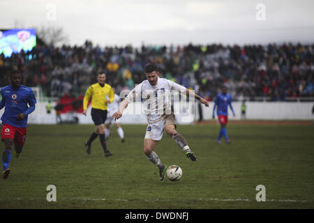 Pristina, Kosovo. 5. März 2014. Enis Alushi, zentrale Mittelfeldspieler Rolle spielen für FC Kaiserslautern Kosovo Nationalmannschaft spielte ihr erstes FIFA sanktionierte Spiel, ein Freundschaftsspiel gegen Haiti, am Mittwoch, den 5. März. Das Spiel endete in einem Unentschieden 0: 0. Foto von JODI HILTON/NURPHOTO Credit: Jodi Hilton/NurPhoto/ZUMAPRESS.com/Alamy Live-Nachrichten Stockfoto