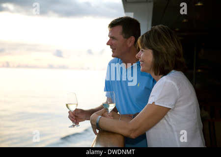 Paar Toast perfekten Tag an Bord den Aussie Luxus/Expedition Kreuzer Orion, auf dem Meer auf den Salomonen. Stockfoto