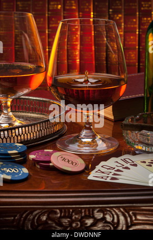 geile Brille (Branntweinflasche) in einem Herrenclub Stockfoto