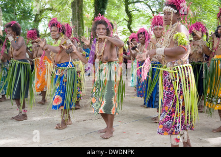 Traditionell kostümierten Tänzerinnen und Tänzer aus der ganzen Insel führen am Santa Ana Island, Salomonen, Südpazifik Stockfoto