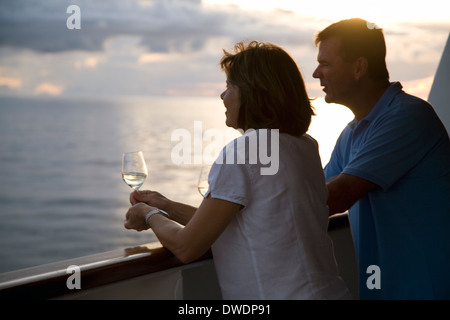 Paar Toast perfekten Tag an Bord den Aussie Luxus/Expedition Kreuzer Orion, auf dem Meer auf den Salomonen. Stockfoto