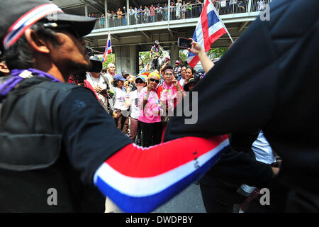 Bangkok, Thailand. 6. März 2014. Thai Anti-Regierungs-Demonstranten an eine Kundgebung vor der Royal Thai Police in Bangkok, Thailand, 6. März 2014 teilnehmen. Bildnachweis: Rachen Sageamsak/Xinhua/Alamy Live-Nachrichten Stockfoto