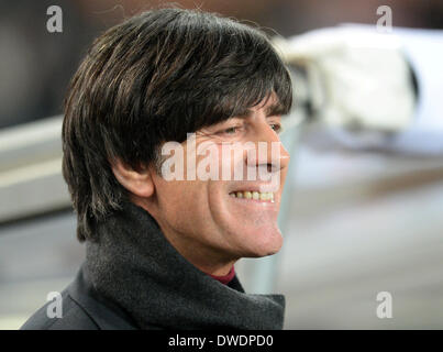 Stuttgart, Deutschland. 5. März 2014. Deutschlands Bundestrainer Joachim Loew während das internationale Freundschaftsspiel zwischen Deutschland und Chile bei Mercedes-Benz-Arena in Stuttgart, Deutschland, 5. März 2014. Foto: Andreas Gebert/Dpa/Alamy Live-Nachrichten Stockfoto