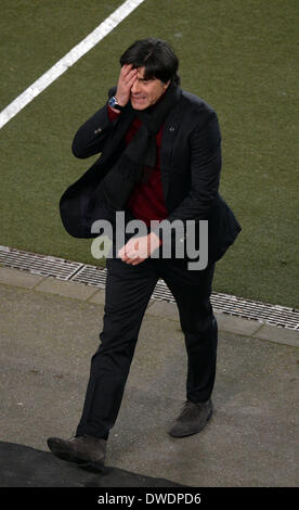 Stuttgart, Deutschland. 5. März 2014. Deutschlands Bundestrainer Joachim Loew während das internationale Freundschaftsspiel zwischen Deutschland und Chile bei Mercedes-Benz-Arena in Stuttgart, Deutschland, 5. März 2014. Foto: Andreas Gebert/Dpa/Alamy Live-Nachrichten Stockfoto