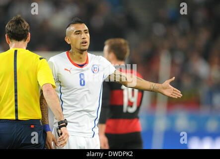 Stuttgart, Deutschland. 5. März 2014. Chiles Arturo Vidal reagiert während das internationale Freundschaftsspiel zwischen Deutschland und Chile bei Mercedes-Benz-Arena in Stuttgart, Deutschland, 5. März 2014. Foto: Andreas Gebert/Dpa/Alamy Live-Nachrichten Stockfoto