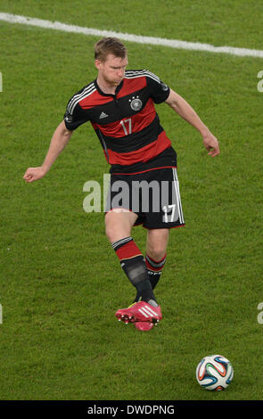 Stuttgart, Deutschland. 5. März 2014. Deutschlands Per Mertesacker kickt den Ball während das internationale Freundschaftsspiel zwischen Deutschland und Chile bei Mercedes-Benz-Arena in Stuttgart, Deutschland, 5. März 2014. Foto: Patrick Seeger/Dpa/Alamy Live News Stockfoto