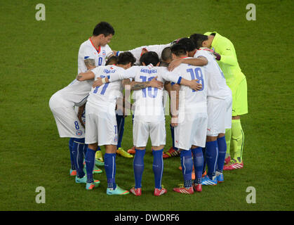 Stuttgart, Deutschland. 5. März 2014. Chiles Team schmiegt sich vor das internationale Freundschaftsspiel zwischen Deutschland und Chile bei Mercedes-Benz-Arena in Stuttgart, Deutschland, 5. März 2014. Foto: Patrick Seeger/Dpa/Alamy Live News Stockfoto