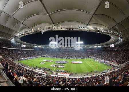 Stuttgart, Deutschland. 5. März 2014. Die Teams singen die Nationalhymne vor das internationale Freundschaftsspiel zwischen Deutschland und Chile bei Mercedes-Benz-Arena in Stuttgart, Deutschland, 5. März 2014. Foto: Patrick Seeger/Dpa/Alamy Live News Stockfoto