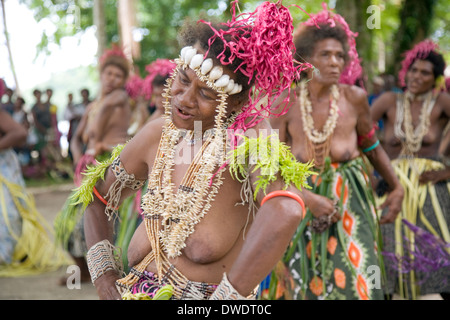 Traditionell kostümierten Tänzerinnen und Tänzer aus der ganzen Insel führen am Santa Ana Island, Salomonen, Südpazifik Stockfoto