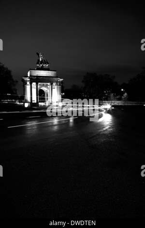 Trail Lichter der Radfahrer durch Wellington Arch, Hyde Park Corner, London, UK Stockfoto