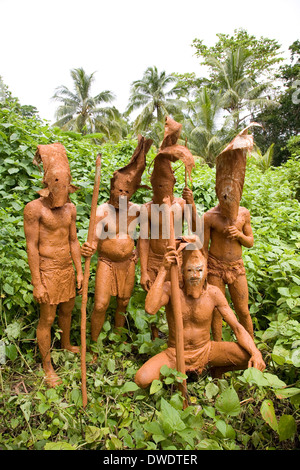 Traditionell kostümierten Tänzerinnen und Tänzer aus der ganzen Insel führen am Santa Ana Island, Salomonen, Südpazifik Stockfoto