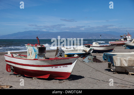 Angelboote/Fischerboote am Strand von Cabo de Gatas, Spanien. Stockfoto