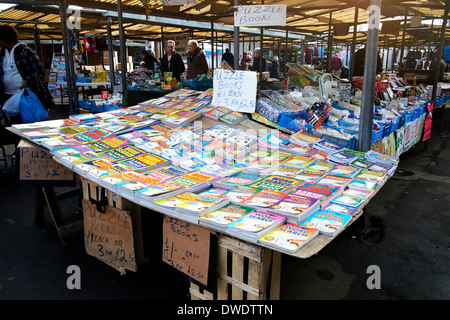 Wort suchen und Rätsel Zeitschriften auf einem uk im freien Markt Arnold Nottingham England uk Stockfoto