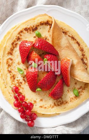 Pfannkuchen mit Erdbeeren Stockfoto