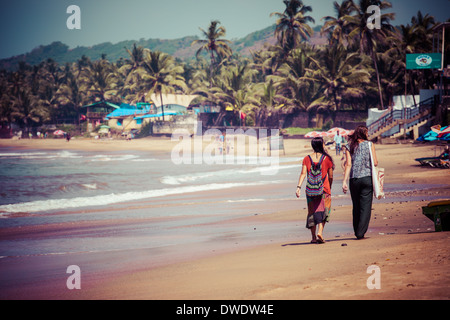 Beenden von Anjuna nass Panorama Strand bei Ebbe mit weißen Sand und grünen Kokospalmen, Goa, Indien Stockfoto