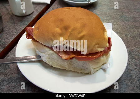 Speck-Bap oder Cob wie in einem englischen Café serviert. Stockfoto