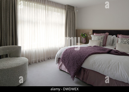 Englisch American Country Home Interiors, London, Vereinigtes Königreich. Architekt: DK Interieurs, 2013. Schlafzimmer. Stockfoto