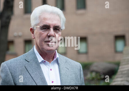 Southwark Crown Court, London, UK. 6. März 2014. Die Testversion von PR-Guru Max Clifford, der 11 Grafen von unzüchtige Handlungen angeklagt ist, beginnt heute. Gebühren beziehen sich auf 7 mutmaßlichen Opfer, im Alter von 14 bis 19. Er war zunächst in 2012 verhaftet & im April unter der Operation Yewtree-Untersuchung in Rechnung gestellt. Im Bild: MAX CLIFFORD. Bildnachweis: Lee Thomas/Alamy Live-Nachrichten Stockfoto