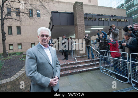 Southwark Crown Court, London, UK. 6. März 2014. Die Testversion von PR-Guru Max Clifford, der 11 Grafen von unzüchtige Handlungen angeklagt ist, beginnt heute. Gebühren beziehen sich auf 7 mutmaßlichen Opfer, im Alter von 14 bis 19. Er war zunächst in 2012 verhaftet & im April unter der Operation Yewtree-Untersuchung in Rechnung gestellt. Im Bild: MAX CLIFFORD. Bildnachweis: Lee Thomas/Alamy Live-Nachrichten Stockfoto