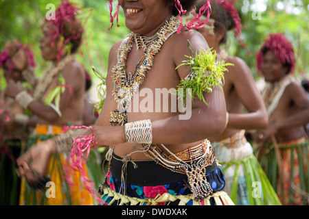 Traditionell kostümierten Tänzerinnen und Tänzer aus der ganzen Insel führen am Santa Ana Island, Salomonen, Südpazifik Stockfoto