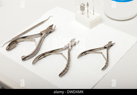 Zehennägel Tools von einer Fußpflegerin in einem Behandlungsraum Stockfoto
