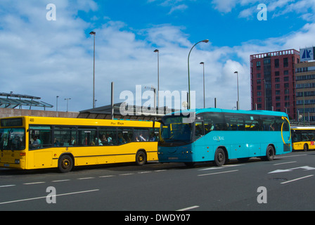 Busse vor Busbahnhof, Parque de San Telmo Quadrat, Triana, Las Palmas de Gran Canaria, Kanarische Inseln, Spanien, Europa Stockfoto