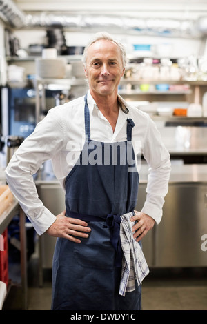 Porträt von zuversichtlich Chef stehend in Großküchen Stockfoto