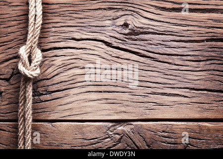 Seemanns Knoten über alten hölzernen Hintergrund. Stockfoto