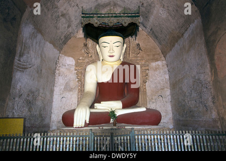 Eines der 6 Buddha-Statuen im buddhistischen Tempel Shwegugyi - Bagan in Myanmar (Burma). Stockfoto