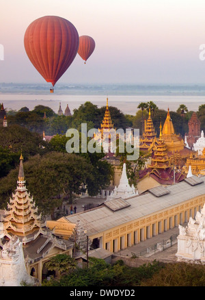 Heißluftballons vom Tempel in der Nähe der Shwezigon Pagode - Bagan in Myanmar (Burma) Stockfoto