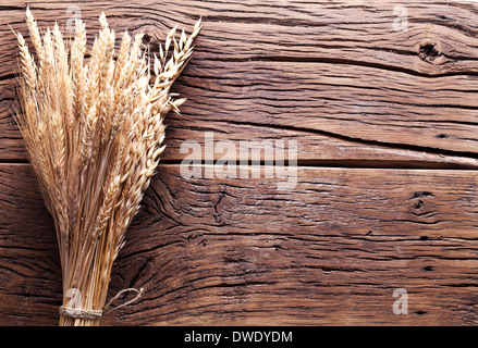 Ähren auf alten Holztisch. Stockfoto