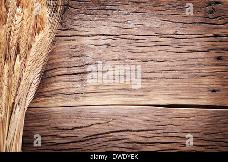 Ähren auf alten Holztisch. Stockfoto