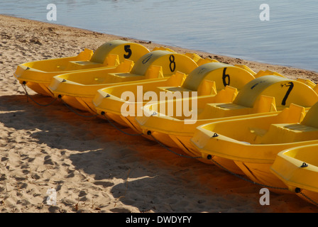 Tretboote am Strand. Stockfoto