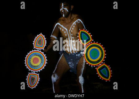 Die Traumzeit-Tänzer. Eine Gruppe von jungen Tänzerinnen, die lernen und zeitgenössischen Aboriginal Tanz durchführen. Broome, Westaustralien. Stockfoto