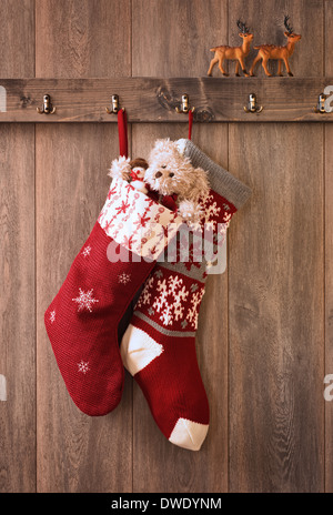 Zwei Weihnachtsstrümpfe mit Teddy Bär und Schneemann-Geschenke Stockfoto