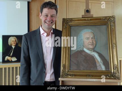 Berlin, Deutschland. 6. März 2014. Joerg Hansen, Direktor des Bachhaus Eisenach, steht neben einem wahrscheinlich authentisches Porträt von Johann Sebastian Bach in Berlin, Deutschland, 6. März 2014. Bachhaus Eisenach erworben das Pastelle Bild, wie es angenommen ist, dass das verlorene Bach-Porträt aus der Sammlung seines Sohnes Carl Philipp Emanuel im Hintergrund ist ein Druck von dem Bach-Porträt des Malers Elias Gottlob Haumann. Foto: Britta Pedersen/Dpa/Alamy Live News Stockfoto