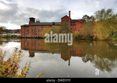 Herbst, Derby Silk Mühle, World Heritage Site, Fluss Derwent, Derby Stadtzentrum, Derbyshire, England, UK Stockfoto