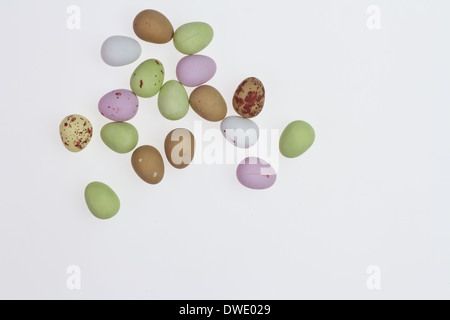 Eine Sammlung von kleinen Schokoladeneier. Stockfoto