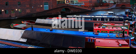 Narrowboats vor Anker im Gas Street Basin, Worcester und Birmingham Kanal, Birmingham City, West Midlands, England, UK Stockfoto