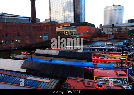 Narrowboats vor Anker im Gas Street Basin, Worcester und Birmingham Kanal, Birmingham City, West Midlands, England, UK Stockfoto