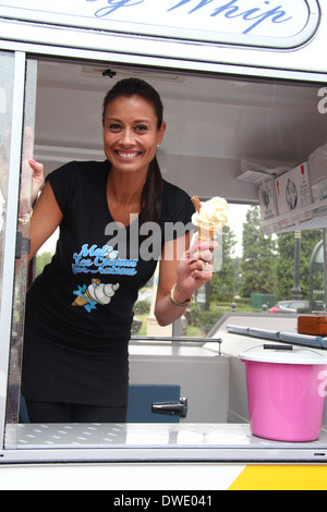 Melanie Sykes dient Eis an das Trafford Centre im Rahmen einer UK-Tour in einem Icecream van um Geld für Autismus. Stockfoto