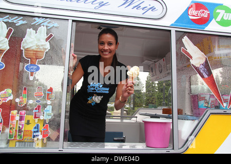 Melanie Sykes dient Eis an das Trafford Centre im Rahmen einer UK-Tour in einem Icecream van um Geld für Autismus. Stockfoto