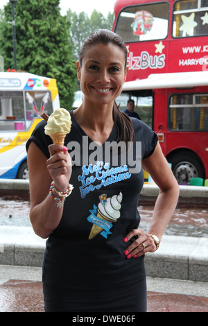 Melanie Sykes dient Eis an das Trafford Centre im Rahmen einer UK-Tour in einem Icecream van um Geld für Autismus. Stockfoto