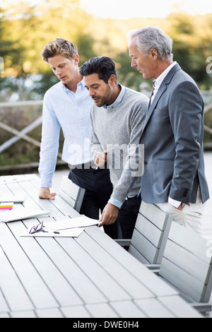 Geschäftsleute, die Arbeiten auf Terrasse Stockfoto