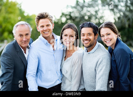 Gruppenbild von Geschäftsleuten im freien Stockfoto