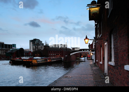 Narrowboats vor Anker im Gas Street Basin, Worcester und Birmingham Kanal, Birmingham City, West Midlands, England, UK Stockfoto