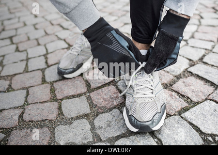 Geringen Teil der Mann Sport Schnürsenkel binden Stockfoto