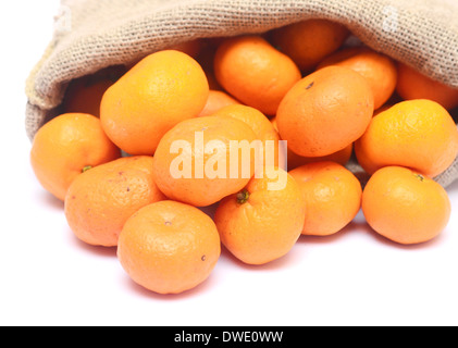 Mandarinen im Sack, die isoliert auf weißem Hintergrund Stockfoto