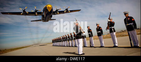 Das US Marine Corps Blue Angels c-130 Hercules Flugzeug, liebevoll bekannt als Fat Albert, fliegt über die Stille Drill Platoon während der Air Show Proben 4. März 2014 im Marine Corps Air Station Yuma, Arizona. Stockfoto