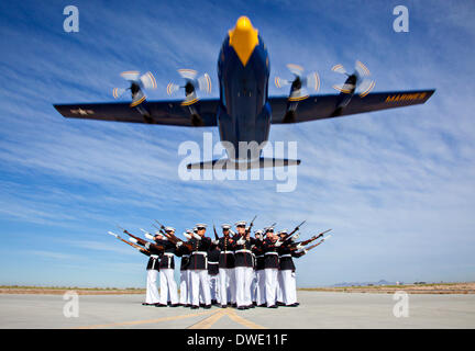 Das US Marine Corps Blue Angels c-130 Hercules Flugzeug, liebevoll bekannt als Fat Albert, fliegt über die Stille Drill Platoon während der Air Show Proben 4. März 2014 im Marine Corps Air Station Yuma, Arizona. Stockfoto